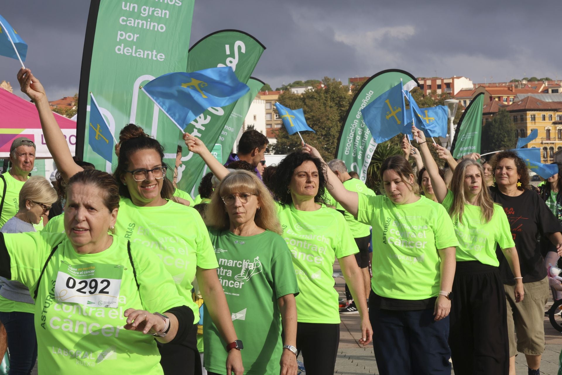 Un marea verde de 2.000 corazones solidarios marcha en Gijón contra el cáncer