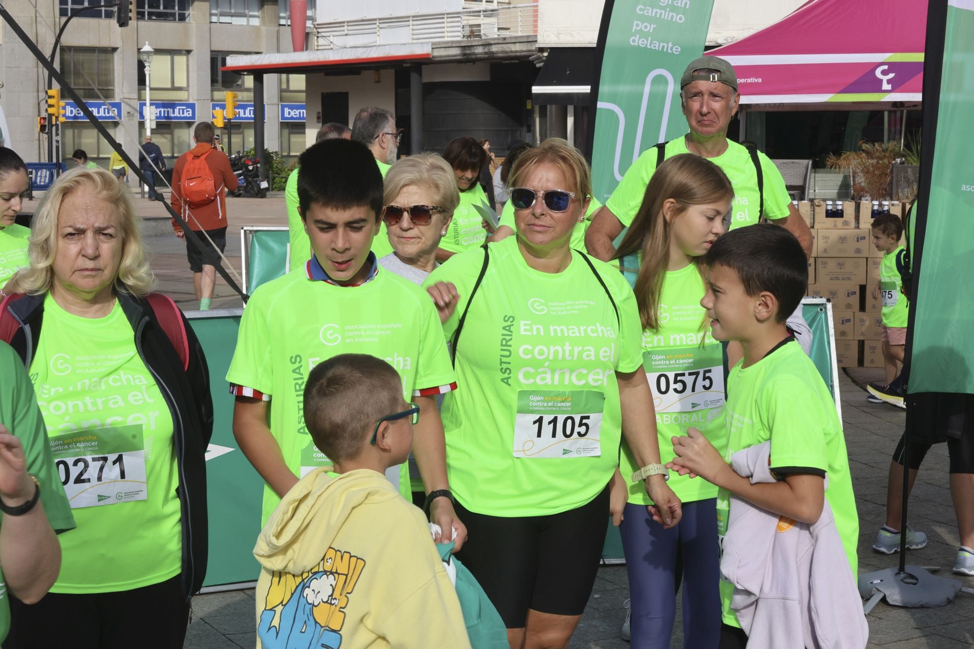Un marea verde de 2.000 corazones solidarios marcha en Gijón contra el cáncer