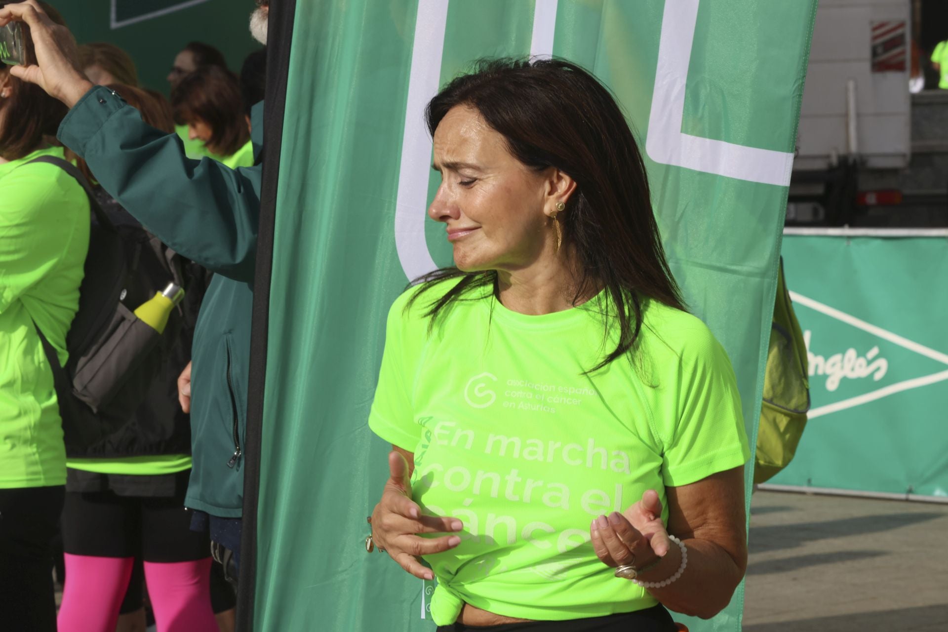 Un marea verde de 2.000 corazones solidarios marcha en Gijón contra el cáncer
