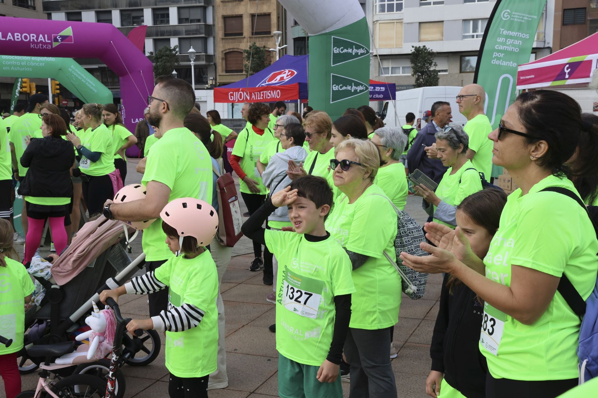 Un marea verde de 2.000 corazones solidarios marcha en Gijón contra el cáncer