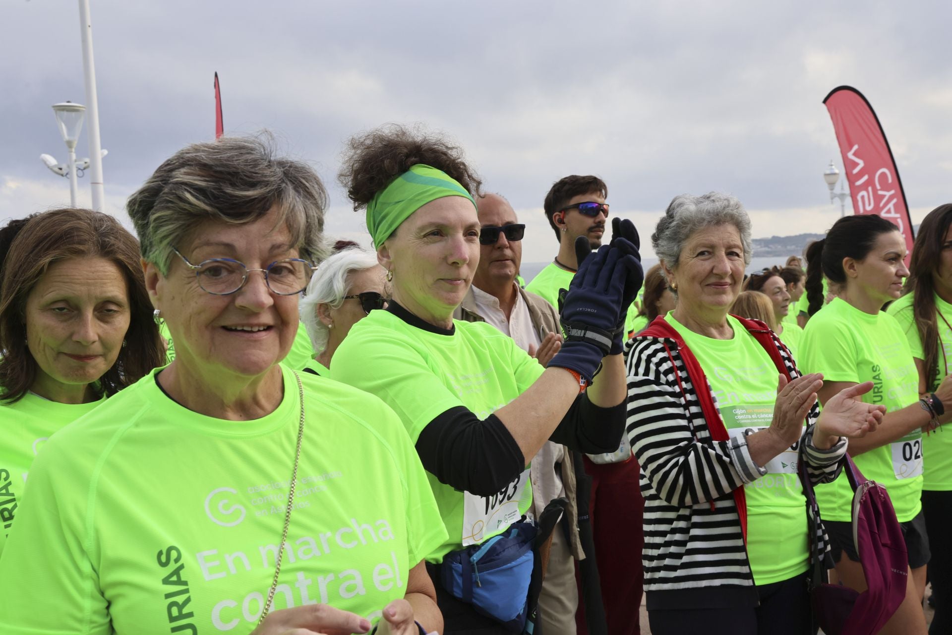 Un marea verde de 2.000 corazones solidarios marcha en Gijón contra el cáncer