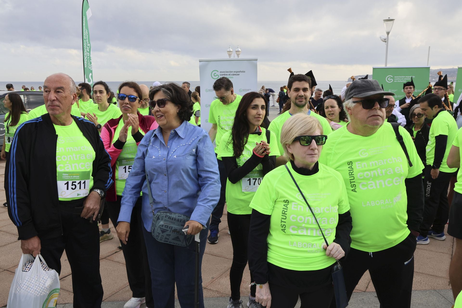 Un marea verde de 2.000 corazones solidarios marcha en Gijón contra el cáncer