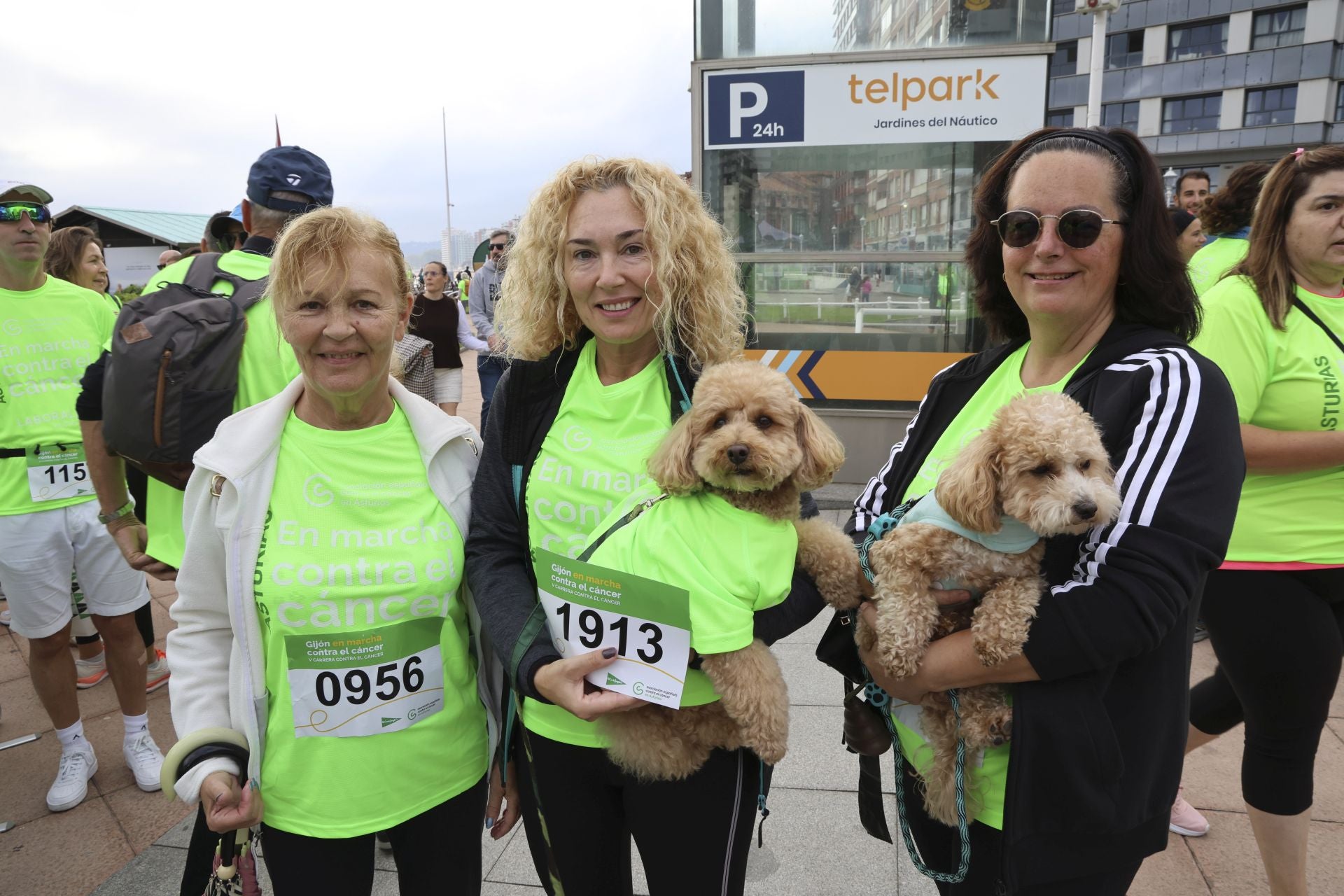 Un marea verde de 2.000 corazones solidarios marcha en Gijón contra el cáncer