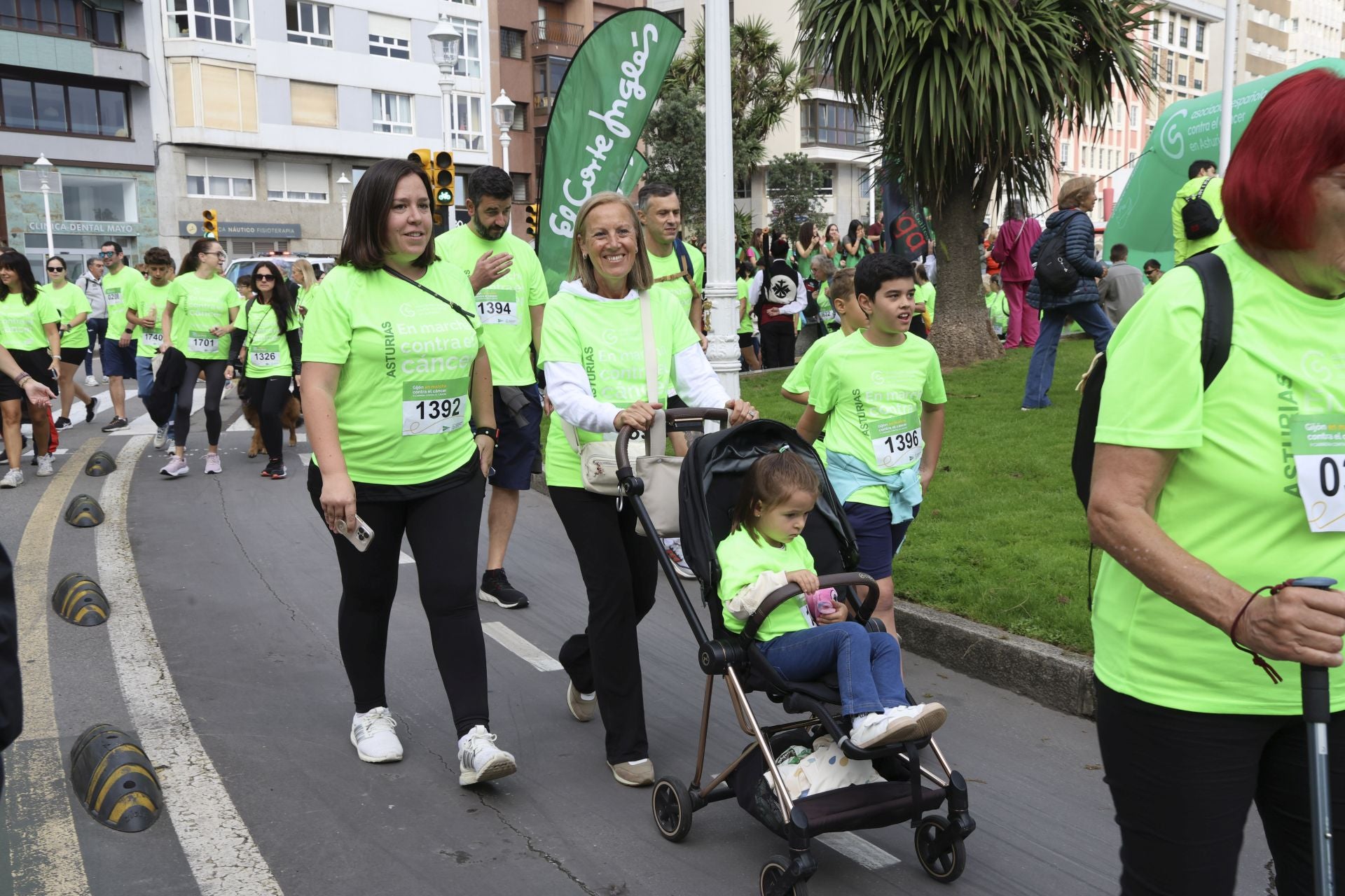 Un marea verde de 2.000 corazones solidarios marcha en Gijón contra el cáncer