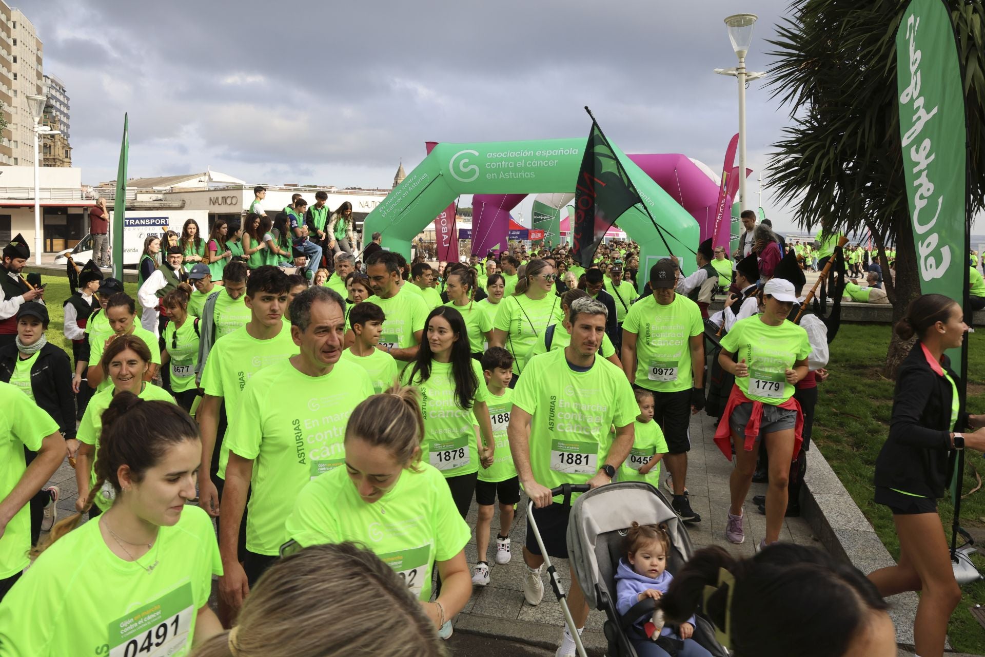 Un marea verde de 2.000 corazones solidarios marcha en Gijón contra el cáncer