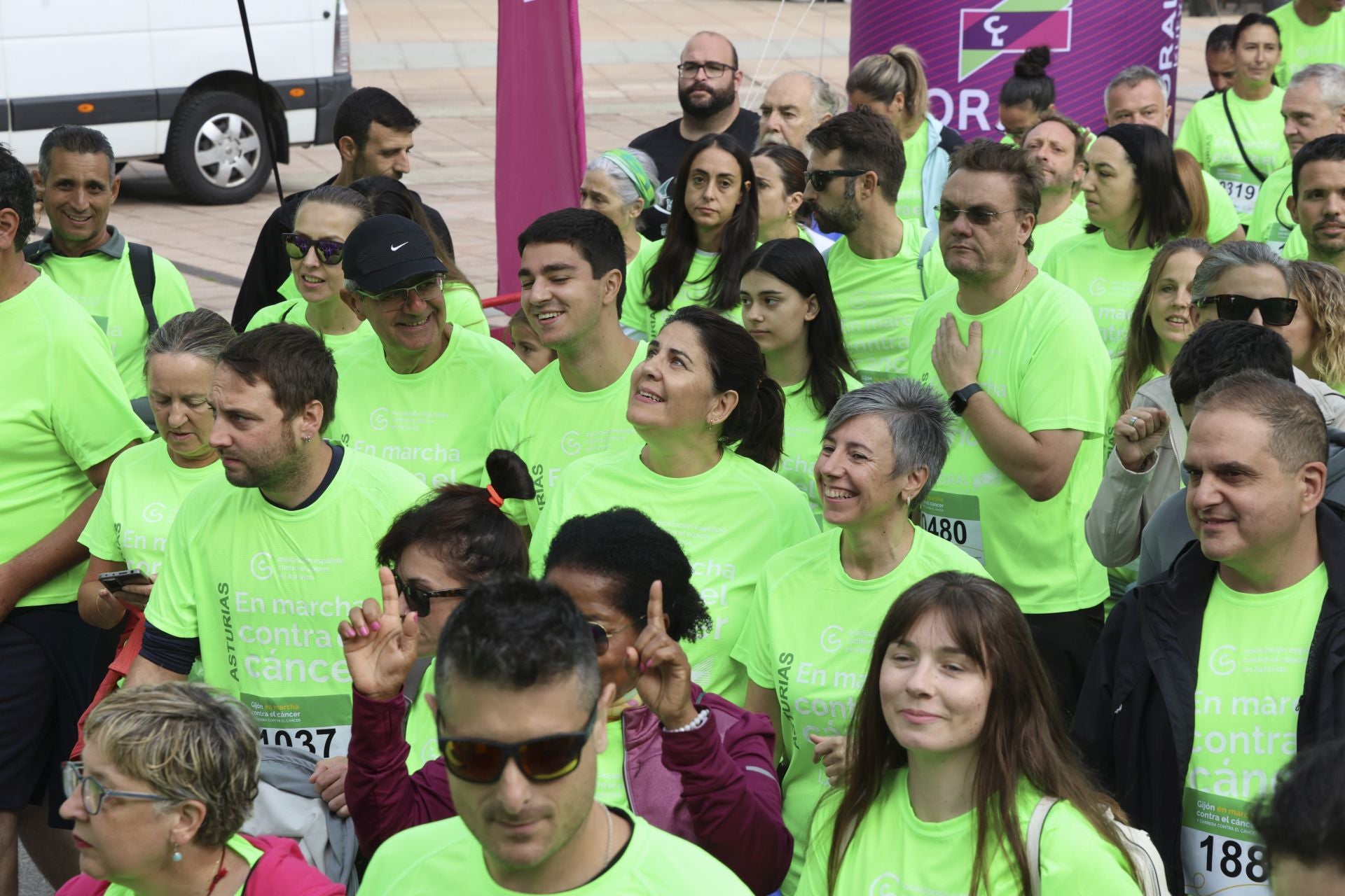 Un marea verde de 2.000 corazones solidarios marcha en Gijón contra el cáncer