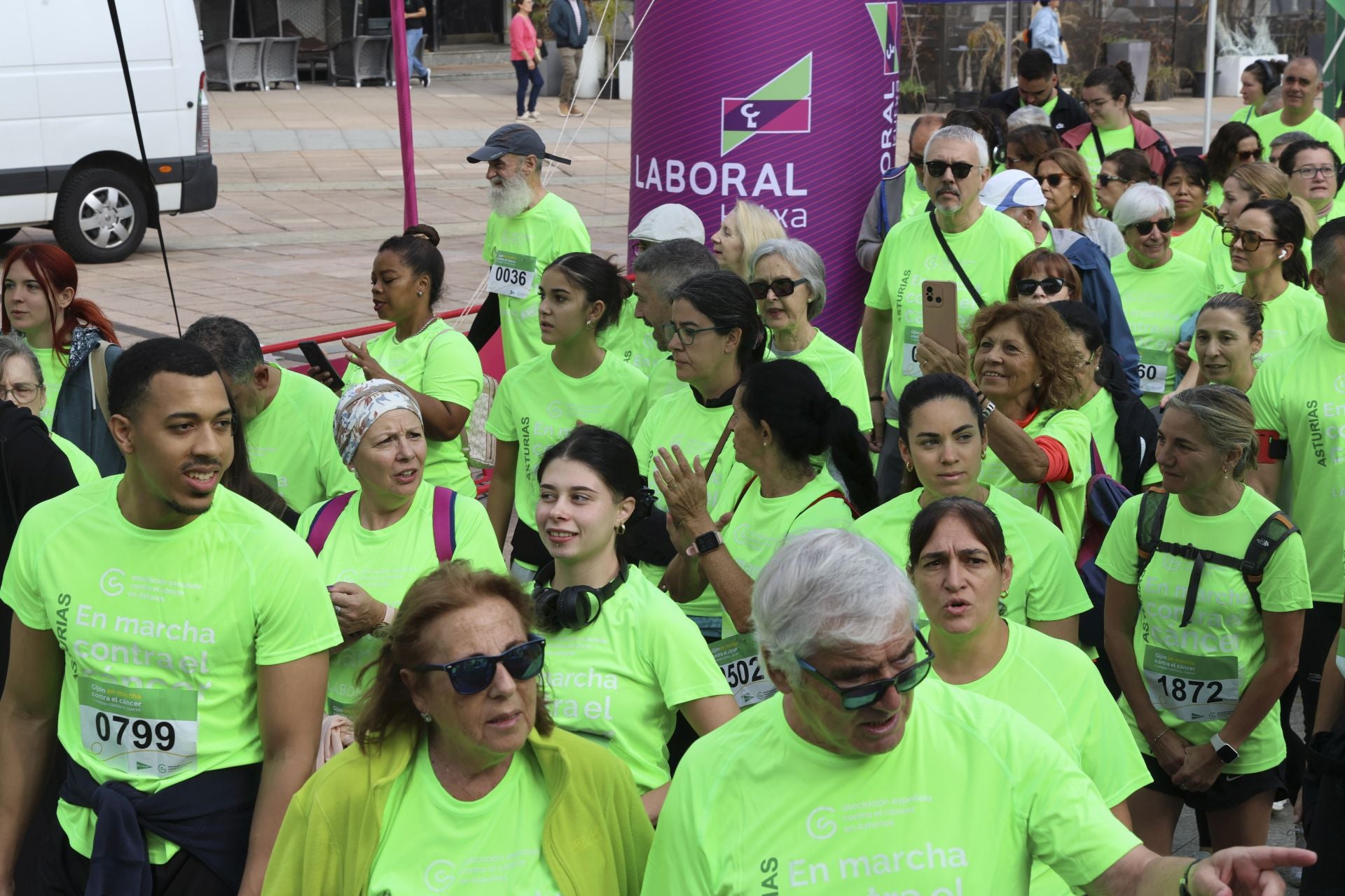 Un marea verde de 2.000 corazones solidarios marcha en Gijón contra el cáncer