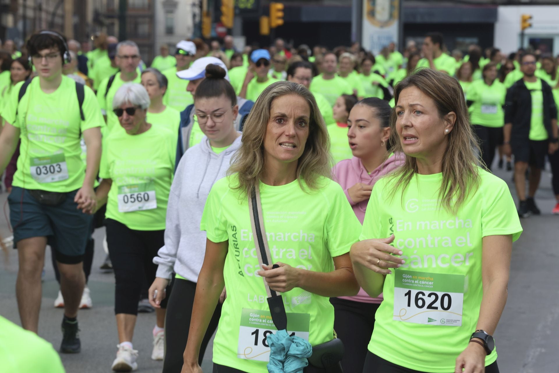 Un marea verde de 2.000 corazones solidarios marcha en Gijón contra el cáncer