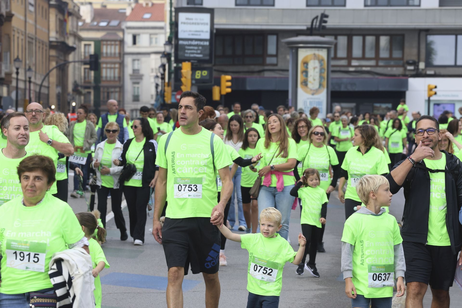 Un marea verde de 2.000 corazones solidarios marcha en Gijón contra el cáncer