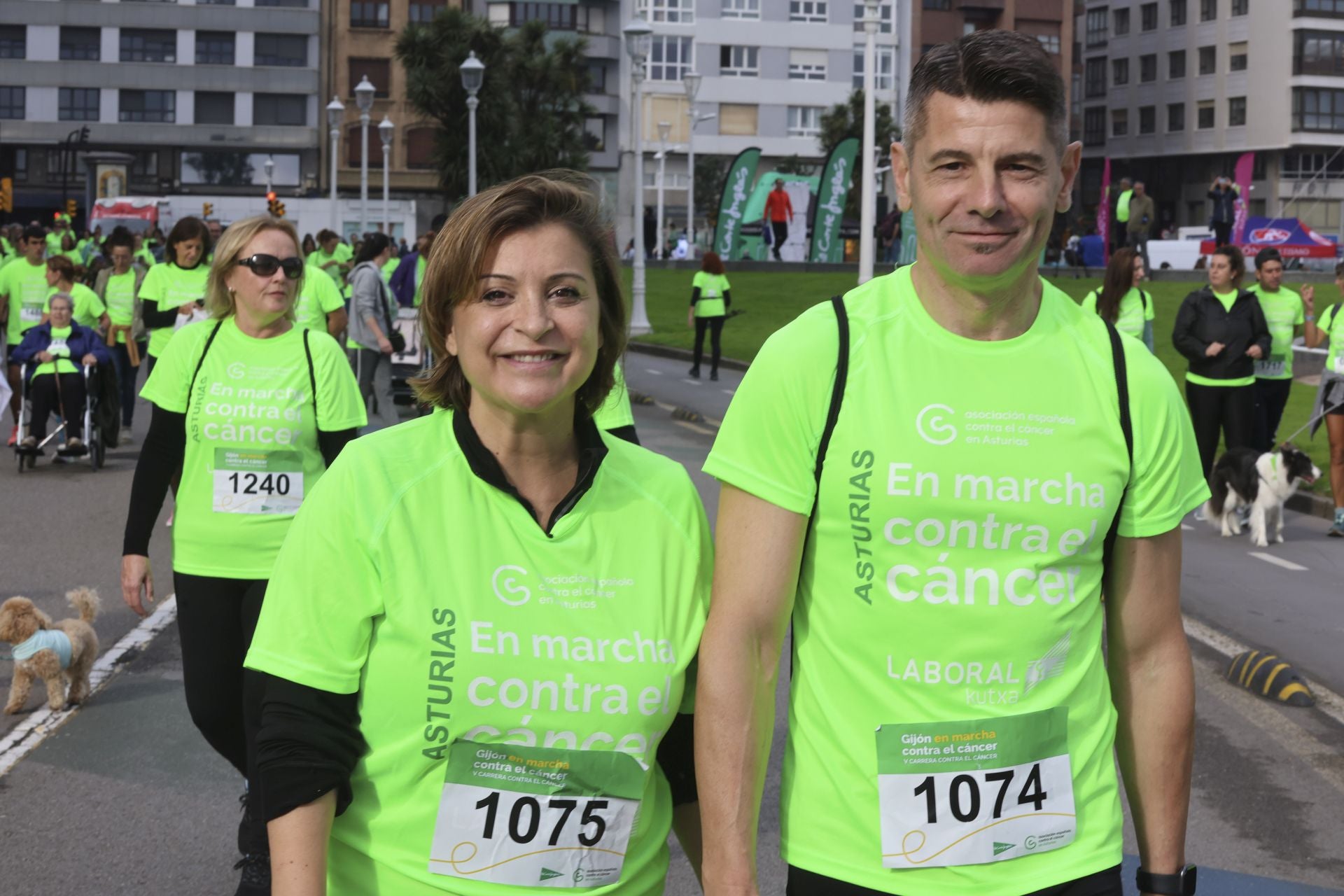Un marea verde de 2.000 corazones solidarios marcha en Gijón contra el cáncer
