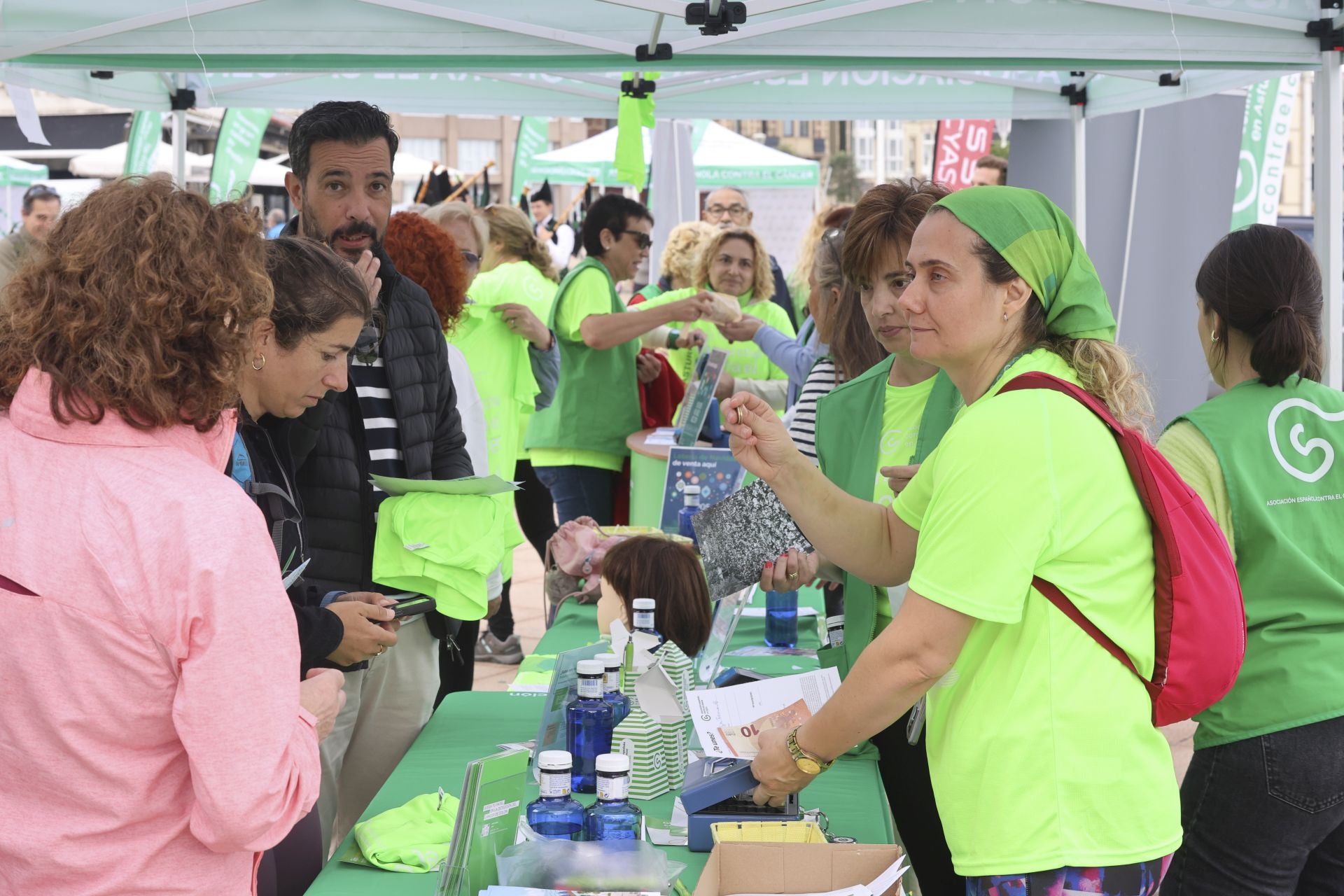 Un marea verde de 2.000 corazones solidarios marcha en Gijón contra el cáncer