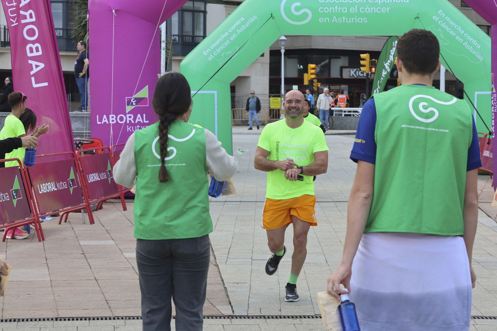 Un marea verde de 2.000 corazones solidarios marcha en Gijón contra el cáncer