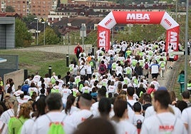 Una multitud, en la marcha solidaria de la 'CarrerHUCA'.