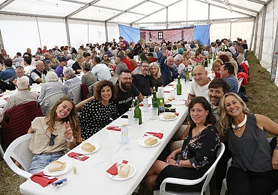 230 personas degustan el delicioso cordero a la estaca.
