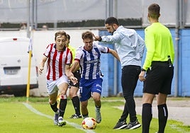 Dani Vidal da instrucciones a Pablo Álvarez en la primera mitad.