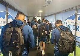 La expedición del Real Oviedo, embarcando en el avión que los traslada a Valencia.