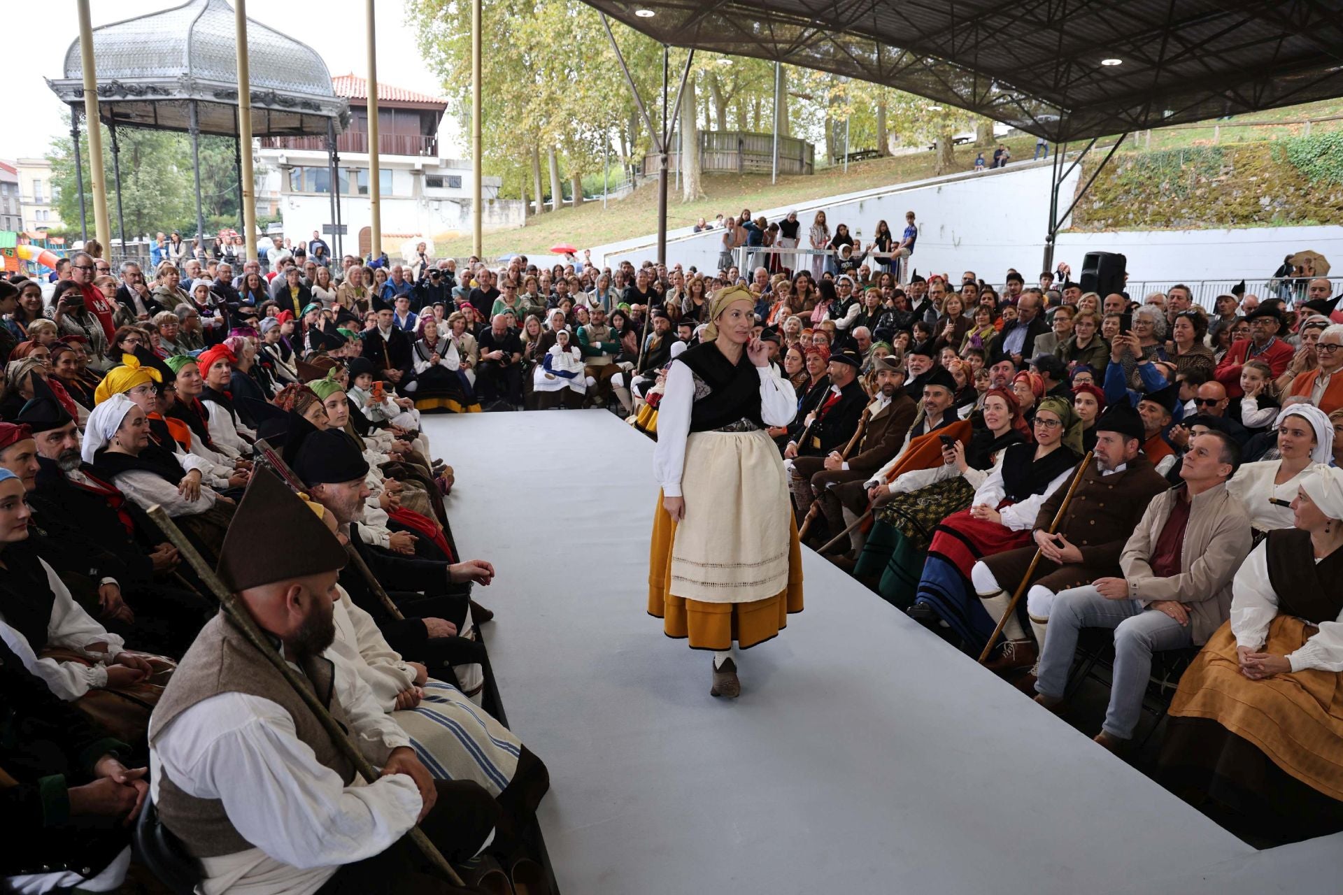 Los trajes regionales, de pasarela en Grado