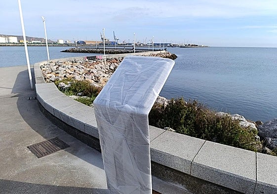 Imagen del monolito que se descubrirá este lunes en honor a Fernando Cadavieco y que también dará nombre a este paseo en la zona del Arbeyal.