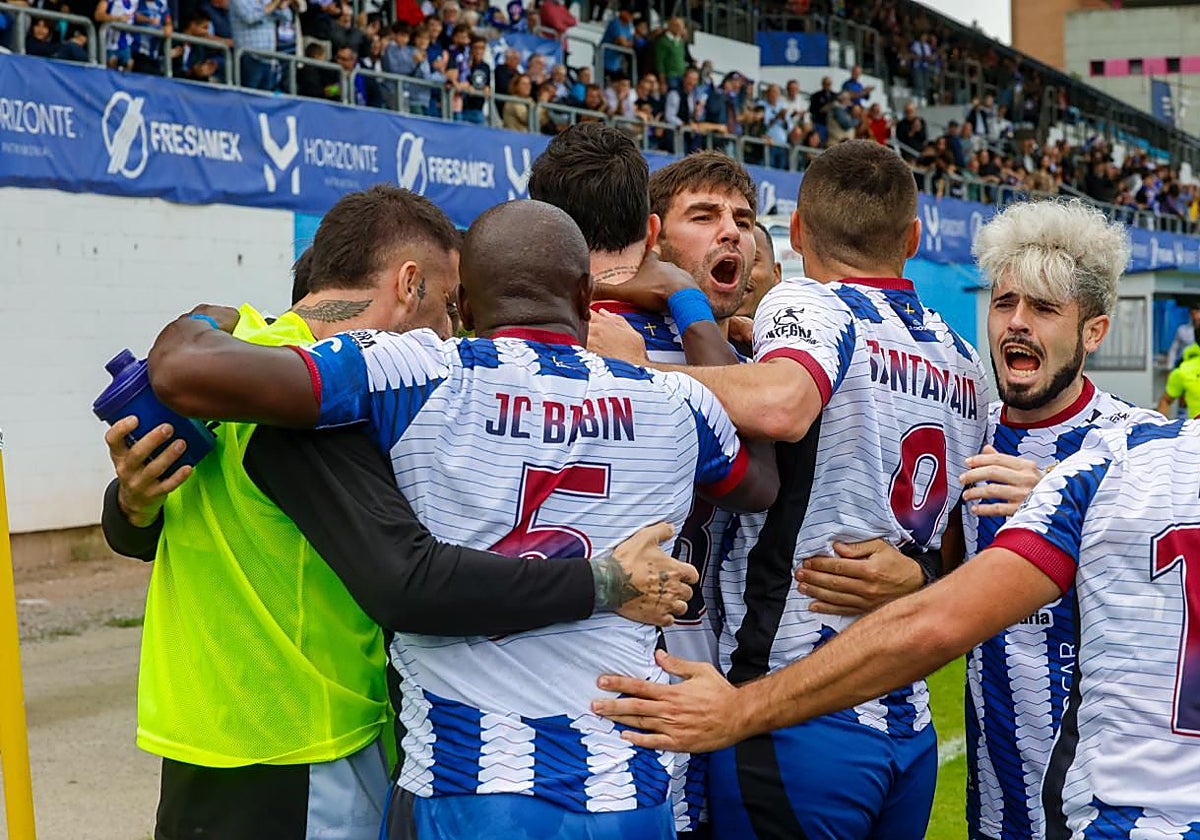 Los jugadores del Real Avilés celebran el gol de la victoria.