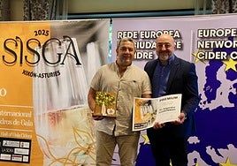 El representante del llagar Kurtango junto al edil de Servicios Sociales, Guzmán Pendás.