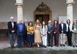 Los investigadores Lennart Koch y Carlos Suárez Nieto; el director general de la Fundación Cajastur, Carlos Siñeriz; la investigadora Adonina Tardón; la directora general de Universidad del Gobierno de Asturias, Cristina González Morán, la directora del IUOPA, Ana Gutiérrez; el rector de la Universidad de Oviedo, Ignacio Villaverde; la vicerrectora de Investigación, Irene Díaz; el coordinador científico del IUOPA, Mario Fernández Fraga; la secretaria del IUOPA, María Victoria González Meana, y la presidenta de la Asociación Española Contra el Cáncer en Asturias, Yolanda Calero Torre.