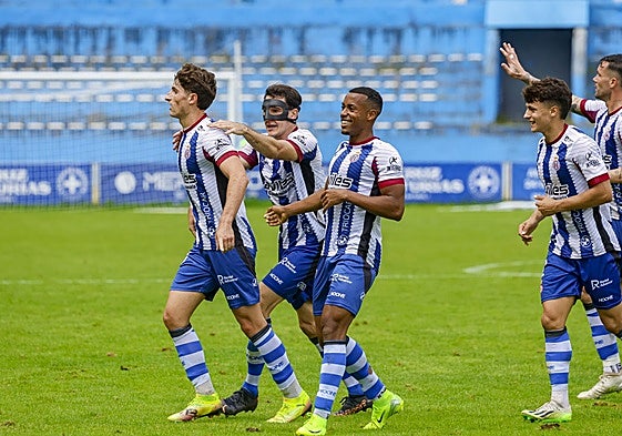 Javi Cueto celebra con sus compañeros el primer gol anotado al Bilbao Athletic.