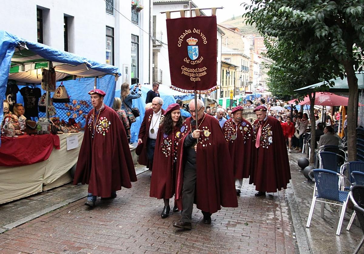 Cofrades del Vino de Cangas desfilan en una pasada edición de la Fiesta de la Vendimia.