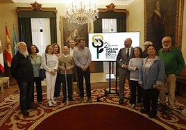 Tomás Fernández Velilla, jefe de Servicio de Educación y de Protección del Medio Natural, y Jesús Martínez Salvador, presidente del Botánico, junto a representantes de las distintas asociaciones participantes en el II Encuentro de Voluntariado.