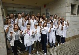 Foto de familia de médicos, enfermeras, matronas, TCAE, administrativos, dentista, higienista, fisioterapeuta, psicólogo, trabajadora social y celador del centro de salud celebrando el veinte aniversario.