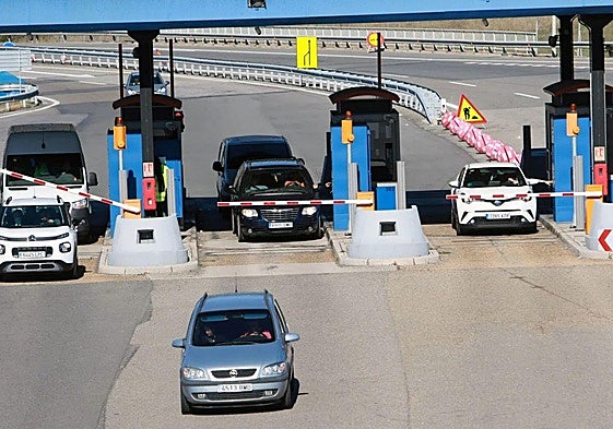 Conductores superando las barreras de peaje en La Magdalena, en la autopista del Huerna.