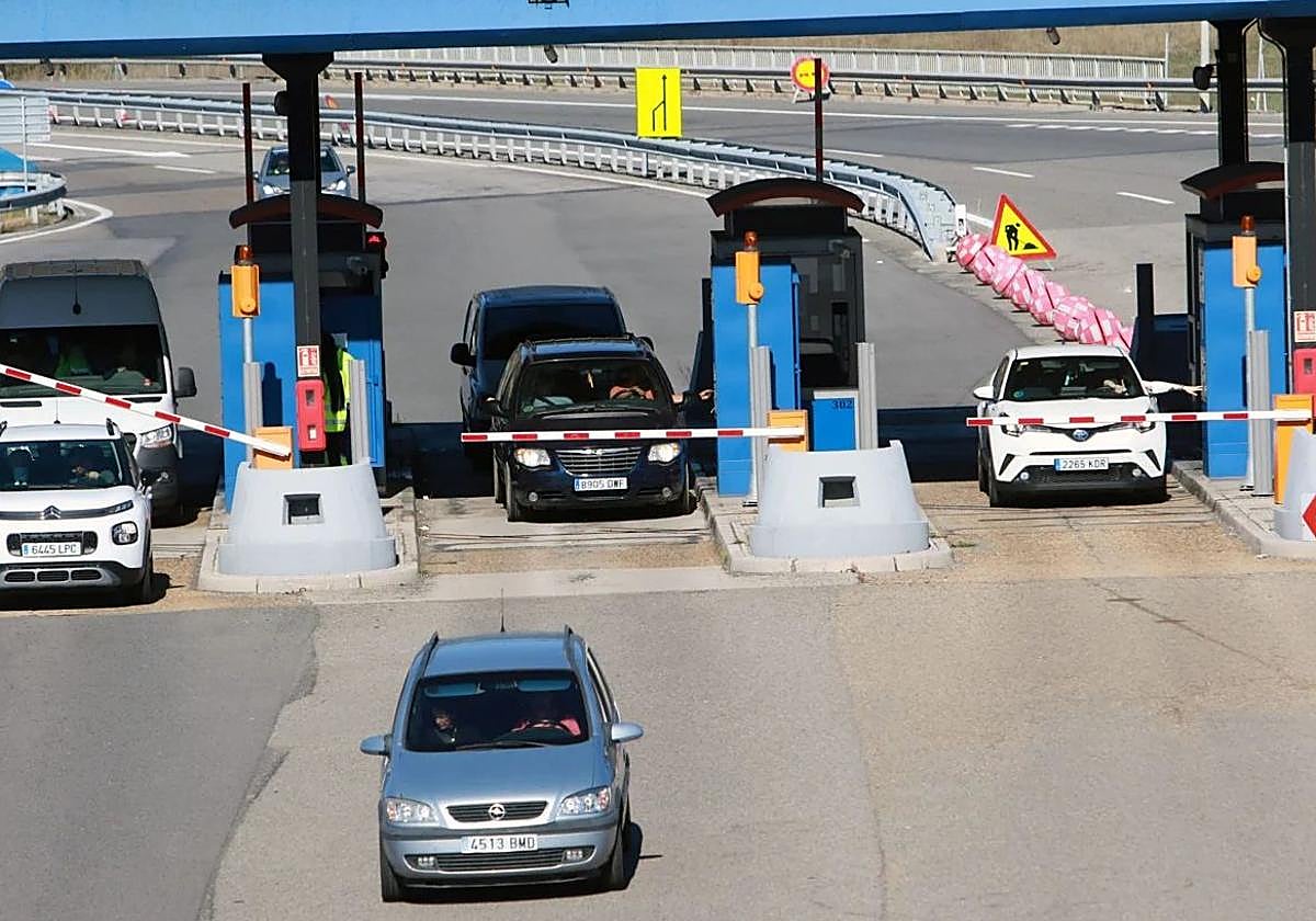 Conductores superando las barreras de peaje en La Magdalena, en la autopista del Huerna.