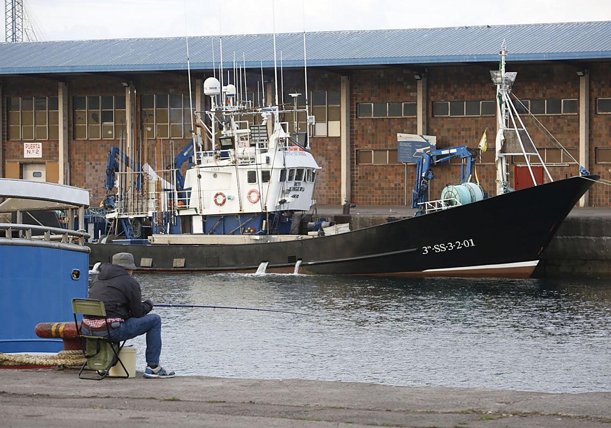 El bonitero 'Beti Aingeru' amarrado en el puerto de El Musel.