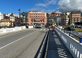 Varios operarios preparan el puente para la prueba de carga que tendrá lugar el miércoles a partir de las cuatro de la tarde.