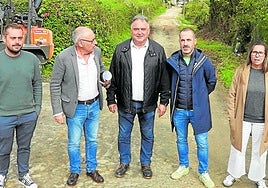 Rubén Montes, de la empresa adjudicataria; Juan Carlos Álvarez, ingeniero municipal; el concejal Alejandro Villa, el alcalde Ángel García y la ingeniera municipal, Leire Gabilondo, en la zona de Cotiello donde se iniciaron los trabajos de saneamiento.