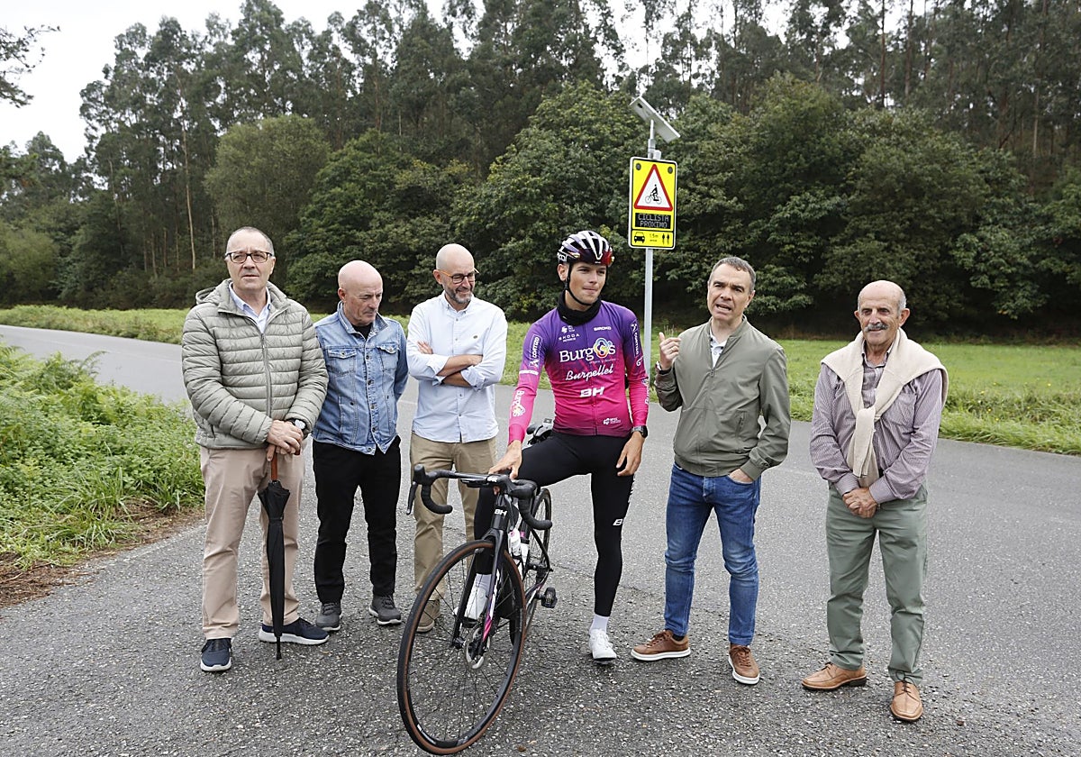 Iván Fernández junto al ciclista Hugo de la Calle y miembros del club Ciclista Trasona en la inauguración de la señal.