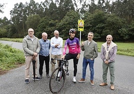 Iván Fernández junto al ciclista Hugo de la Calle y miembros del club Ciclista Trasona en la inauguración de la señal.