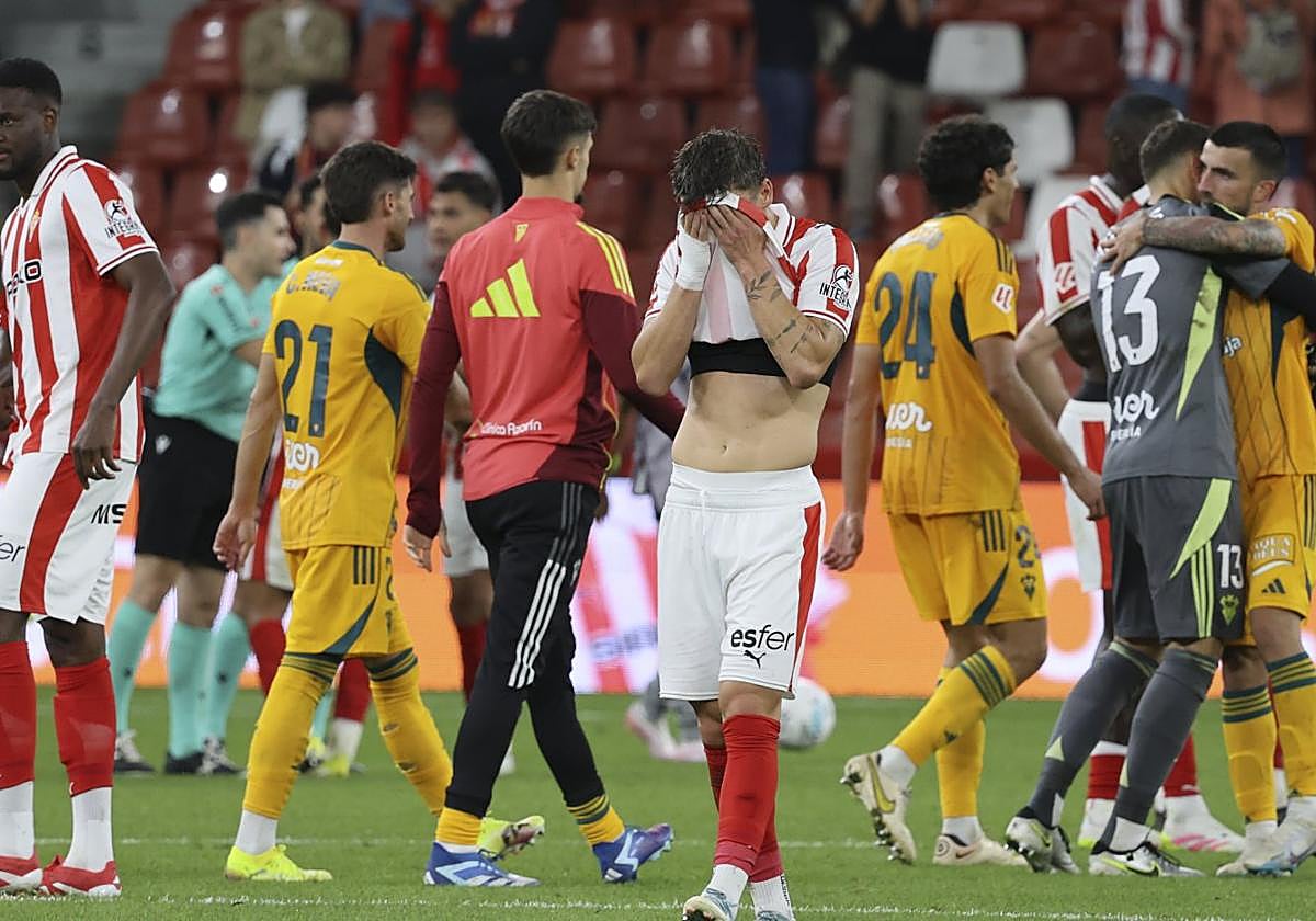 Los jugadores del Sporting, el domingo, abatidos tras el final del partido contra el Albacete.