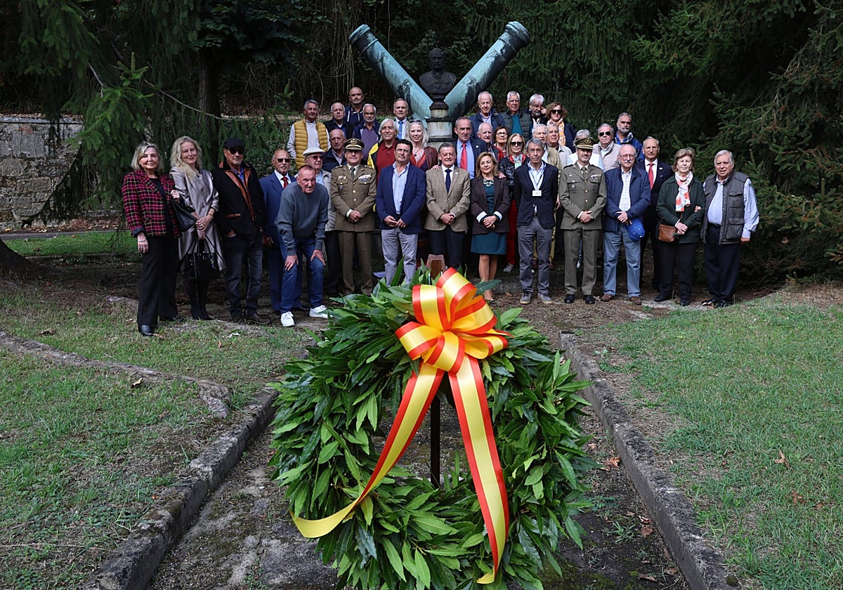 Los asistentes al acto en la fábrica de Trubia con el monumento al general Elorza a sus espaldas.