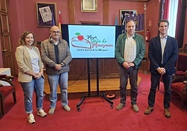 Presentación de la segunda edición del concurso La Mejor Tarta de Manzana de Villaviciosa con la edil de Desarrollo Local, Rocío Vega; el pastelero Ángel Sánchez, de la Confitería Colón: el alcalde Alejandro Vega; y el representante del Gremio de Confiteros de Asturias, Francisco Gayoso.