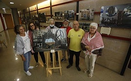Representantes de diversas organizaciones posan junto al concejal de Cooperación Internacional, Agustín Medina, en el Centro de Servicios Universitarios.
