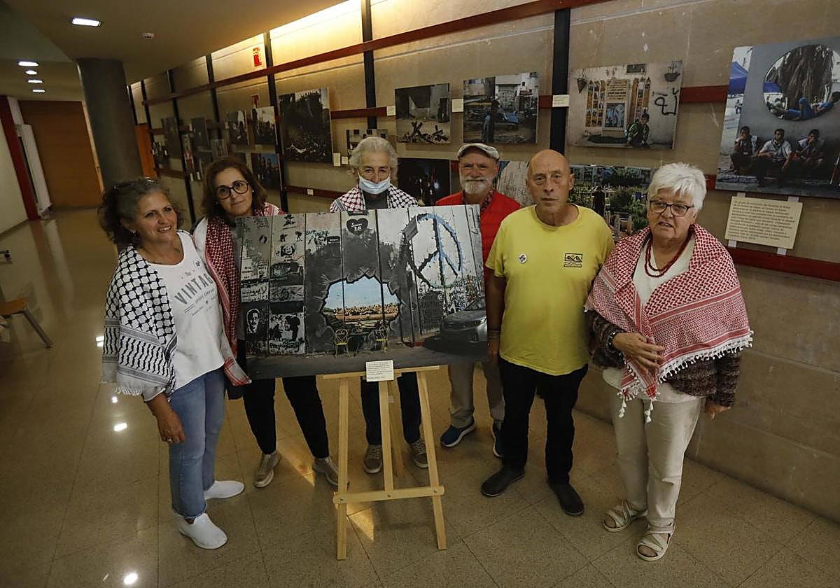 Representantes de diversas organizaciones posan junto al concejal de Cooperación Internacional, Agustín Medina, en el Centro de Servicios Universitarios.