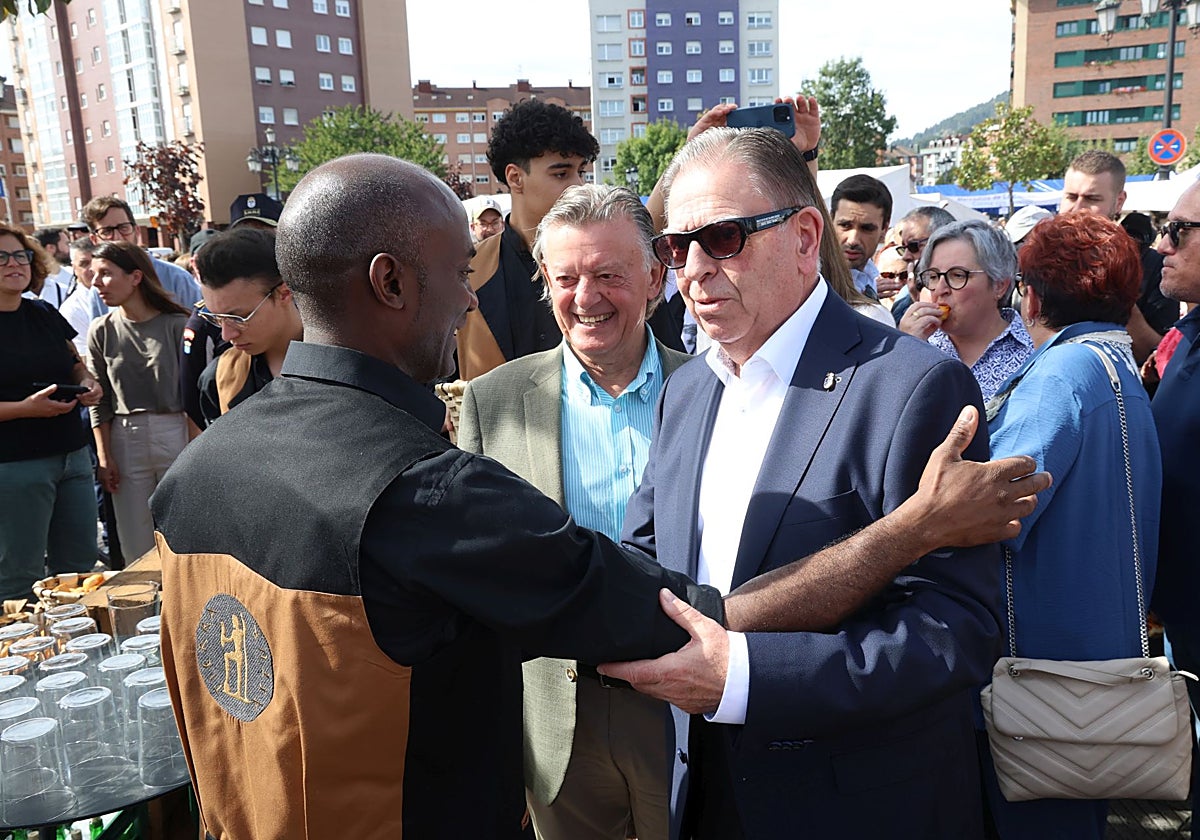 El alcalde, con gafas este sábado, en la inauguración del mercado de La Corredoria.