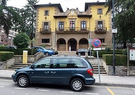 Fachada del Ayuntamiento de Lena.
