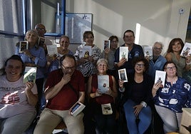 Algunos de los participantes en el club de lectura junto a los títulos elegidos para comentar en la sesión en Los Canapés.