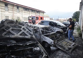 Policía y bomberos con los coches incendiados en El Natahoyo.