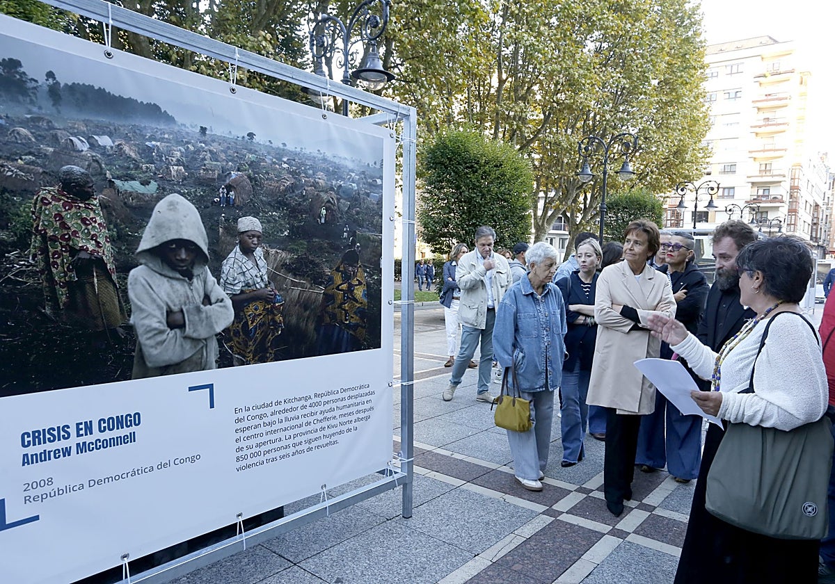 La alcaldesa de Gijón, Carmen Moriyón, asistió a la visita guiada por la exposición que se puede ver en el paseo de Begoña.