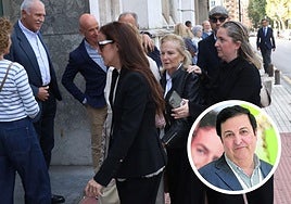 La familia, a la entrada de la iglesia.