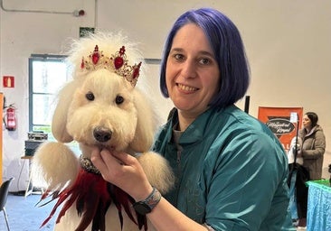 Belén García muestra a su perra ataviada con una corona