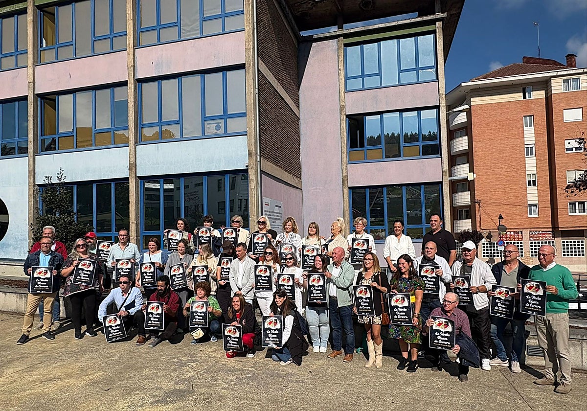 Representantes de Apymec y asociaciones en la presentación de la Noche Blanca de Corvera.