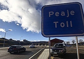 Vehículos cerca del peaje del Huerna.